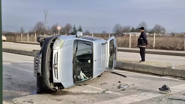 Bursa'da Otomobil ile Hafif Ticarinin Çarpışması: 2 Yaralı