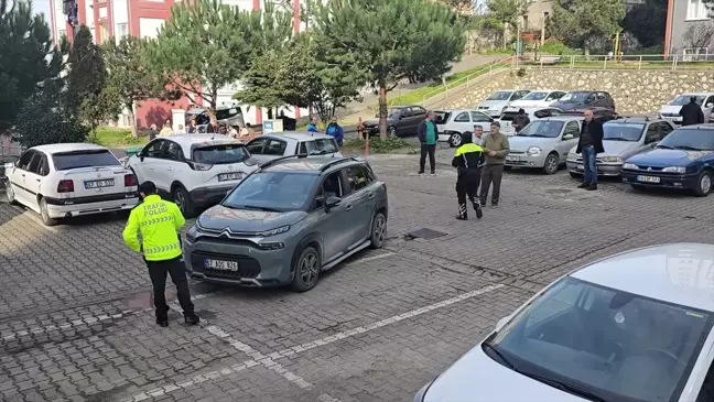 Zonguldak'ta Park Halindeyken Eşine Çarpan Sürücü Yaralanmasına Neden Oldu