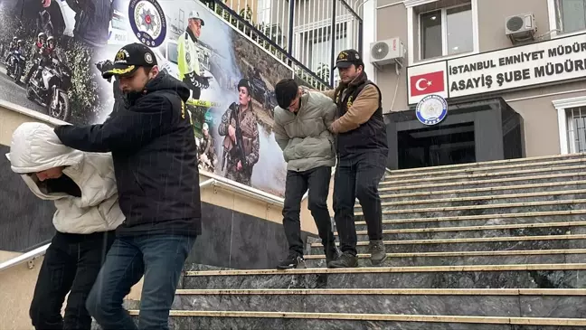 Esenler'de Kontakta Bırakılan Otomobil Çalındı, İki Zanlı Gözaltına Alındı