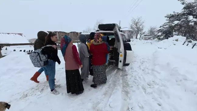 Kar Yağışı Altında Ateşlenen Bebek Hastaneye Kaldırıldı