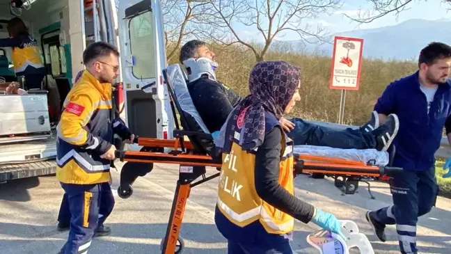 Kartepe'de Hafif Ticari Araç Takla Attı: 4 Yaralı