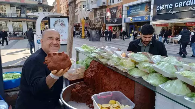 Batman'da İftar Sofralarının Vazgeçilmezi Çiğköfteye Rağbet Artıyor