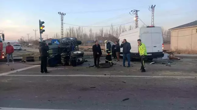 Van'da Traktör ile Minibüs Çarpıştı: 2 Yaralı