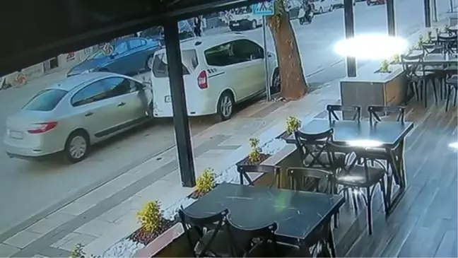 Denizli'de Zincirleme Trafik Kazası: 3 Araç ve 1 Motosiklet Hasar Gördü