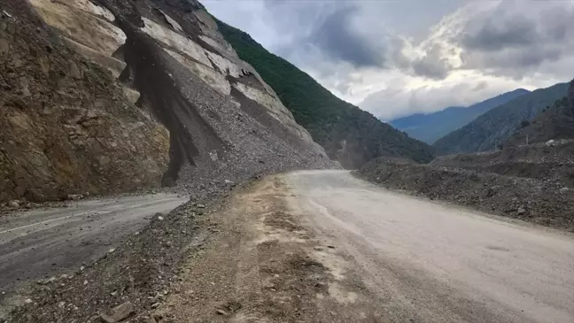 Artvin-Ardahan Kara Yolunda Heyelan nedeniyle Ulaşım Kapandı