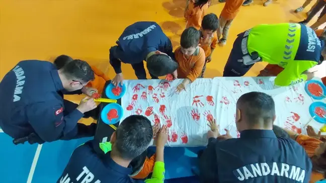 Gümüşhacıköy'de 23 Nisan Kutlamaları: Öğrenciler ve Jandarma Elele
