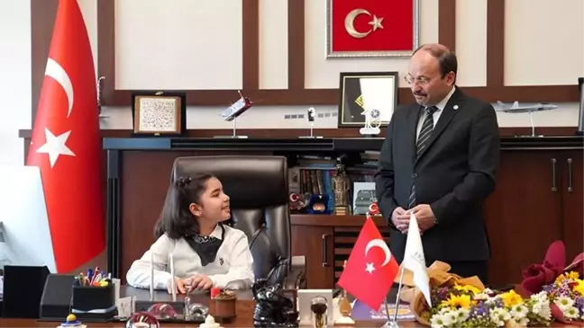 Rektör Çocuklara Bayram Hediyesi Olarak Makamını Devretti