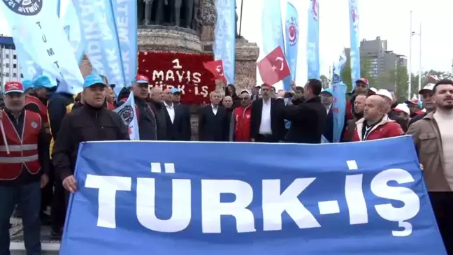 TÜRK-İŞ Üyeleri 1 Mayıs'ı Taksim'de Kutladı