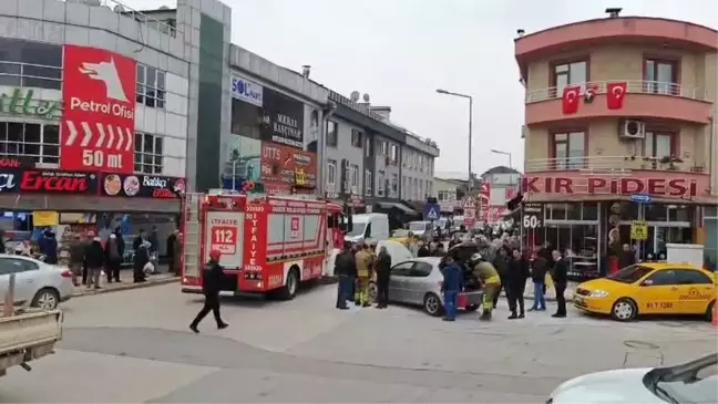 Düzce'de Otomobil Yangınına Esnaf Müdahale Etti