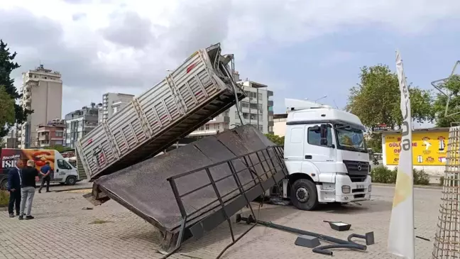 Adana'da Tır Üst Geçide Çarptı, Yaralanan Yok