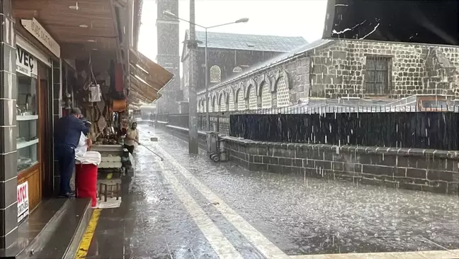 Diyarbakır'da Sağanak, Dolu ve Kuvvetli Rüzgar Etkili Oldu