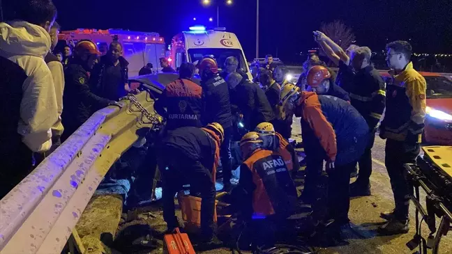 Sivas'ta Otomobil Köprü Bariyerine Saplandı, Sürücü Kurtarıldı