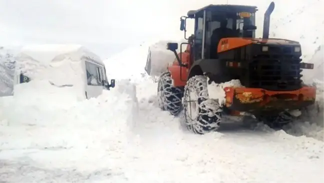 Ekipler Köy Yollarını Ulaşıma Açmak İçin Aralıksız Çalışıyor