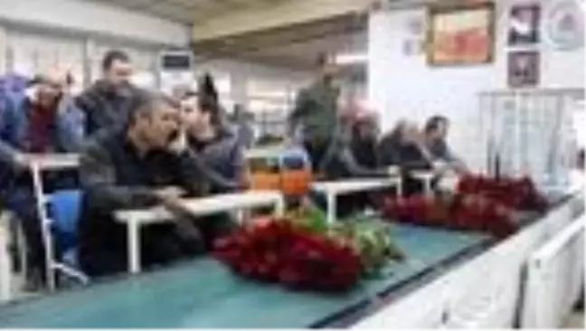 İzmir'de Sevgililer Günü nedeniyle gülün tanesi 20 liraya çıktı