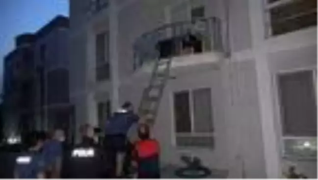 Polis balkondan girdi, kapıyı açmayan genç kızın uyuduğu anlaşıldı