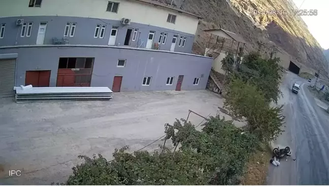 Hakkari-Çukurca karayolunda motosiklet kazası: Sürücü yaralandı