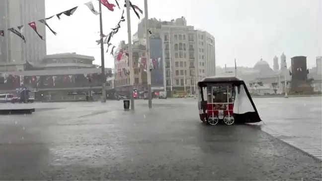 İstanbul'da Avrupa Yakası'nda Sağanak Yağış Etkili Oluyor