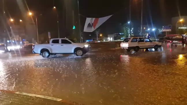 Kadirli'de Şiddetli Yağmur ve Dolu Sebebiyle Hayat Durma Noktasına Geldi