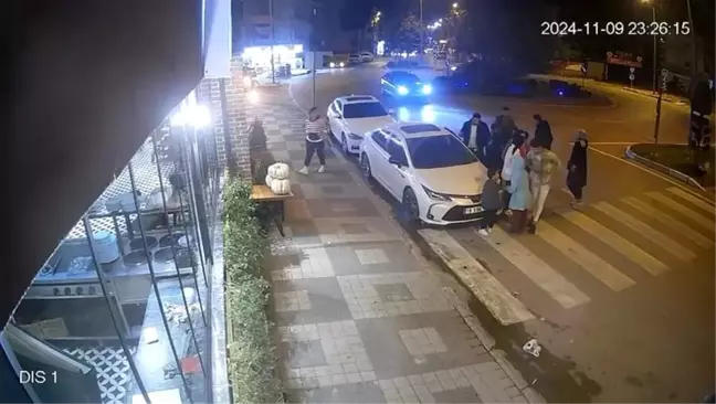 İnegöl'de Scooter Sürücüsü Otomobil Kapısına Çarptı: Yaralı Var