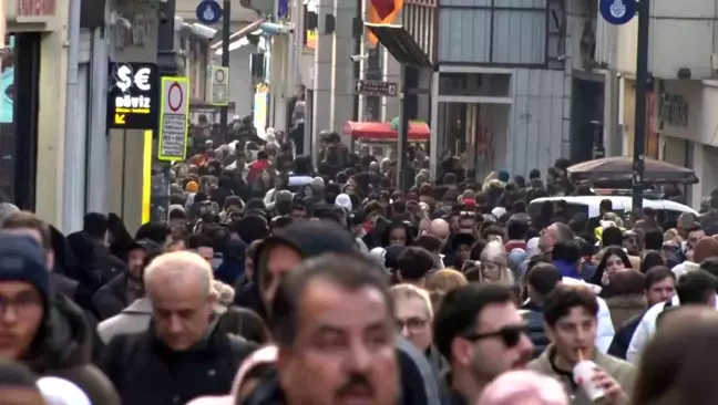 Beyoğlu İstiklal Caddesi'nde Yeni Yıl Yoğunluğu