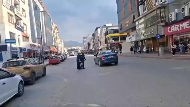 Polis Memurundan Yaşlı Kadına Yardım