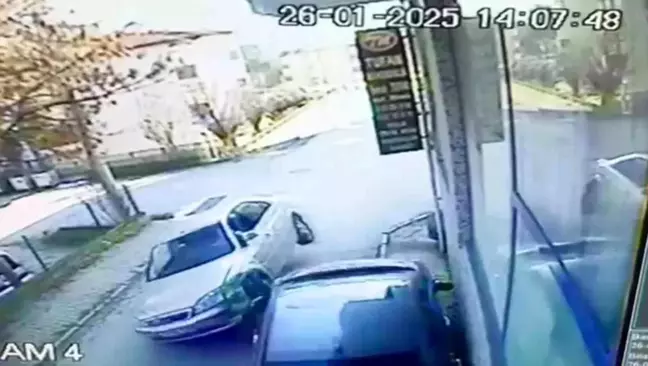 Karabük'te Park Halindeki Araca Çarpan Otomobilde 2 Yaralı