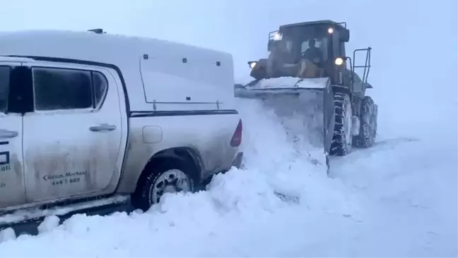 Ağrı'da Kar Yağışı Nedeniyle Mahsur Kalan Elektrik Arıza Ekipleri Kurtarıldı