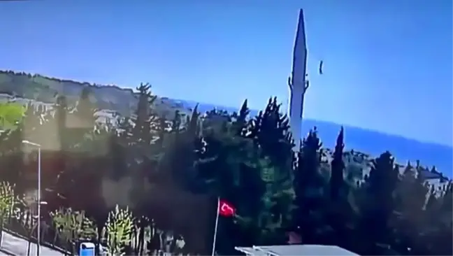 İstanbul'daki Depremde Yeni Camii'nin Minaresi Hasar Gördü