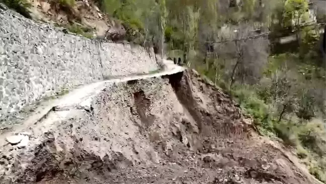 Artvin'de Heyelan Anı İş Makinesi Operatörü Tarafından Kaydedildi