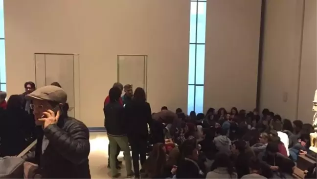 Louvre Müzesi'nde Askerlere Saldırı