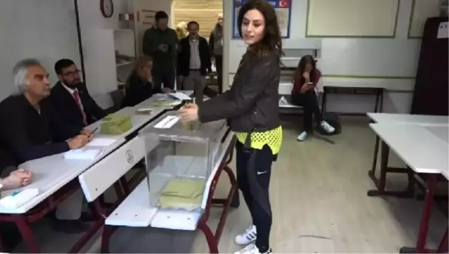 İbrahim Kutluay, Belçim Bilgin ve Candan Erçetin Oy Kullandı