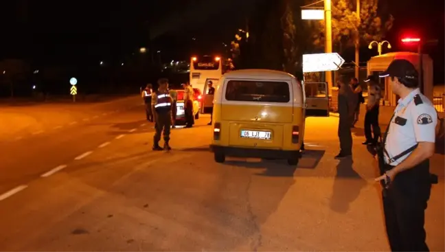 Polislerden Sürücülere Çay İkramı