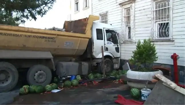 Beykoz'da Hafriyat Kamyonu Kaza Yaptı (2)