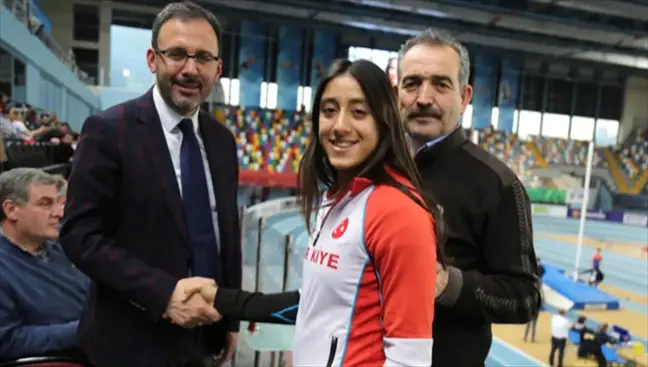 Rektör Uzun, Milli Sporcu Mizgin Ay'ı Tebrik Etti