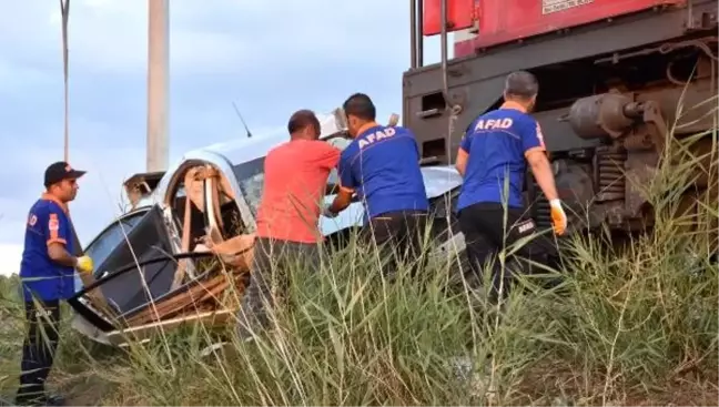 Lokomotif, otomobile çarptı: 1 ölü, 2 yaralı