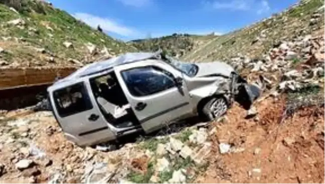 Uşak'ta dereye yuvarlanan hafif ticari araçta sıkışan çifti itfaiye kurtardı