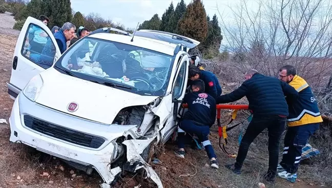 Kütahya'da şarampole savrulan araçta 5 kişi yaralandı