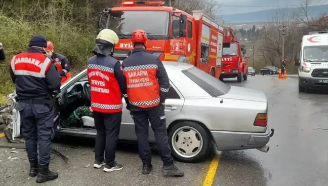 Sapanca'da kamyonet ile otomobil çarpıştı: 1 yaralı