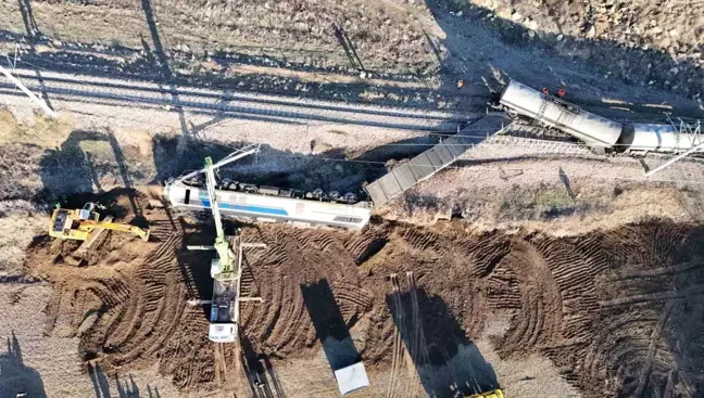 Kırıkkale'de Zift Yüklü Tren Devrildi, İki Kişi Yaralandı