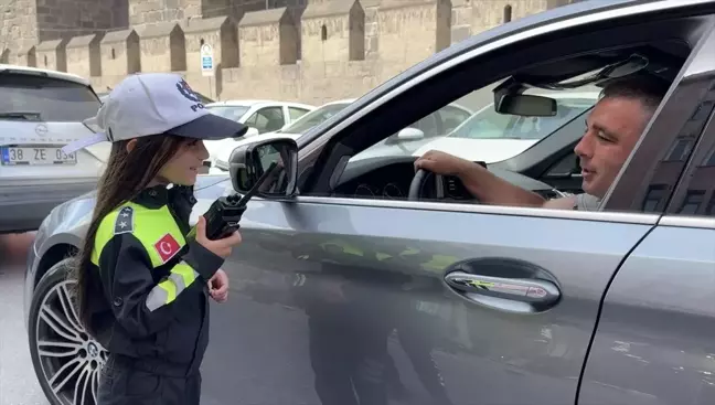 Kayseri'de 23 Nisan'da trafik polisi çocuklar denetimde