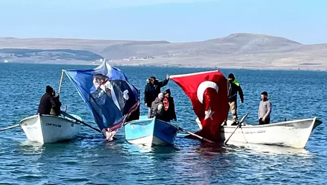 Çıldır Gölü'nde Atatürk İçin Saygı Duruşu