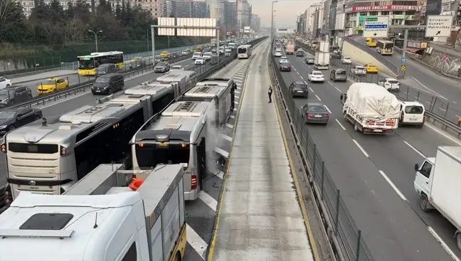 Bahçelievler'de Metrobüs Arızalandı: Yolcular Tahliye Edildi