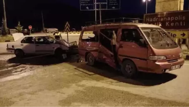 Otomobil ile Minibüs Çarpıştı: 10 Yaralı