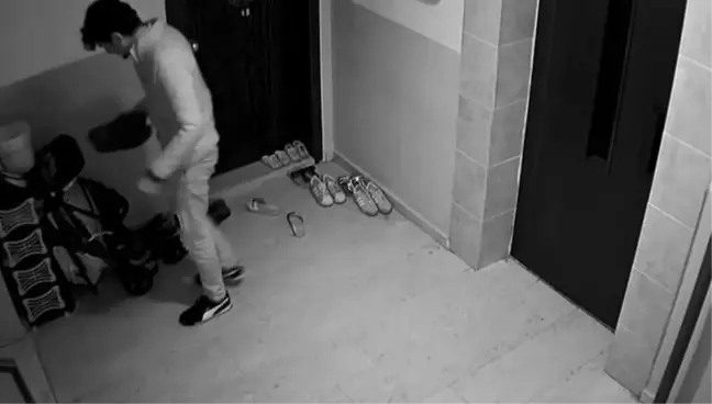 Kapı Önündeki Ayakkabıları Seçip Çalan Hırsız Kamerada