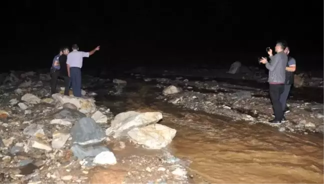 Sivas'ta hes kanalı patladı, araçlar sürüklendi: 6 yaralı - 2