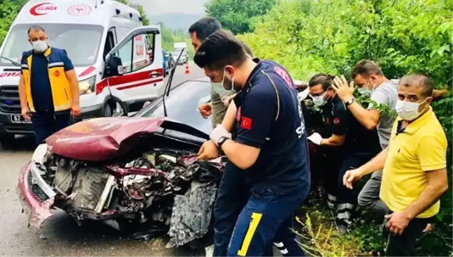 İki otomobil kafa kafaya çarpıştı: 1 ağır 5 yaralı