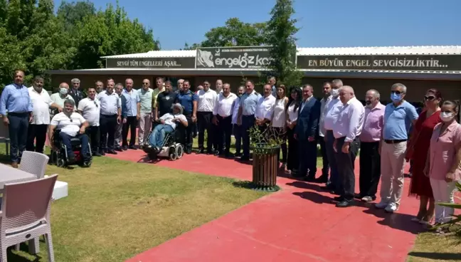Aliağa'da mülki erkan ve vatandaşlar Engelsiz Yaşam Parkı'nda bayramlaştı