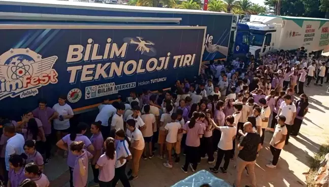 Kepez Belediyesi Mobil Sağlık Merkezi ve Bilim ve Teknoloji Tırı Alanya'da Hizmet Veriyor