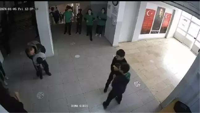Ortaokul öğrencisi nefes borusuna yemek kaçtı, öğretmenin müdahalesiyle kurtarıldı