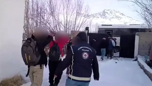 Van'da göçmen kaçakçılığı yapan 14 organizatörden 3'ü tutuklandı